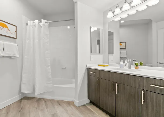 Cozysuites By The Stadium With Pool 16 * Glendale