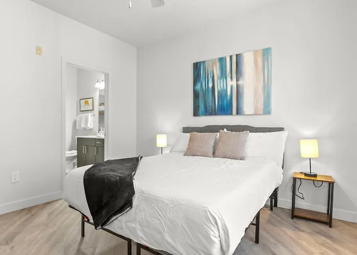 Cozysuites By The Stadium With Pool 16 Apartament