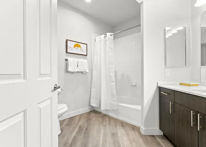 Cozysuites By The Stadium With Pool 16 Glendale