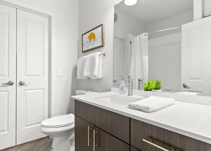 Cozysuites By The Stadium With Pool 16 *